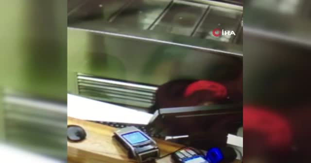 Bir eliyle hırsızlık yaptı, bir eliyle yüzünü kapattı