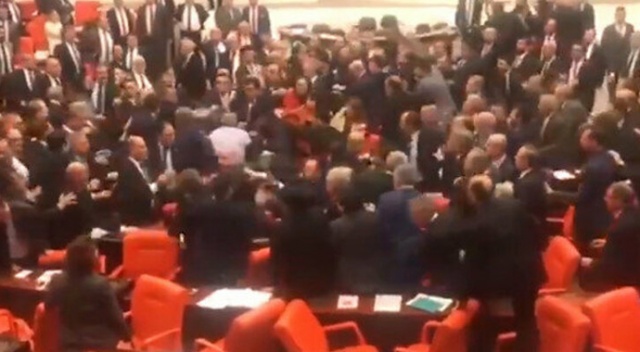 CHP'li Engin Özkoç'un Cumhurbaşkanı Erdoğan'a hakareti meclisi karıştırdı