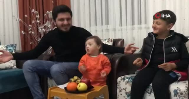 Down sendromlu çocuğu ile şarkı söyleyerek ‘evde kal’ mesajı verdi