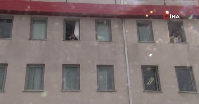 Florya Beşyol Kız Öğrenci Yurdu’nda karantinadaki vatandaşlar yakınlarına el salladı