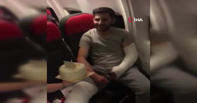 İdlib gazisine kabin ekipleri ve pilotlardan doğum günü sürprizi