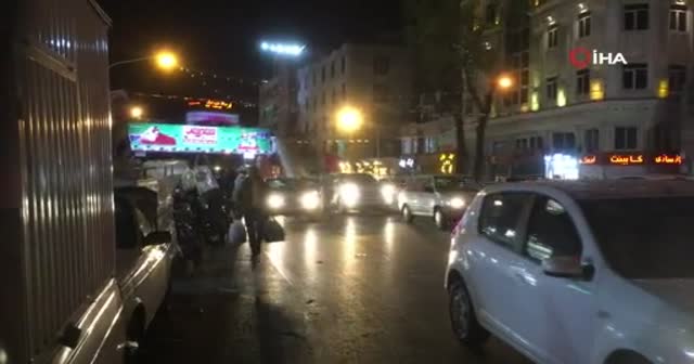 İran’da tüm uyarılara rağmen halk sokağa çıkmaya devam ediyor