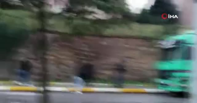 Kadından, erkek arkadaşına saldıran şahsa tekmeli müdahale kamerada