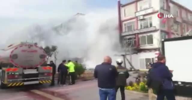 Kafede yangın çıktı: Yandaki bina ve apartmanda sıçradı