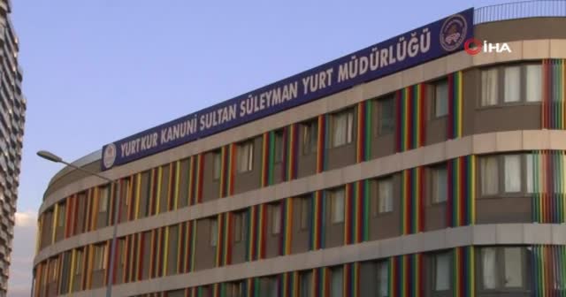 Karantina yurdunda ilk sabah, kameraya el salladı
