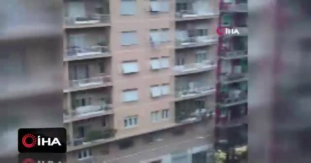 Karantinadaki İtalya'da evinden çıkamayan halk pencerelerde şarkı söylüyor