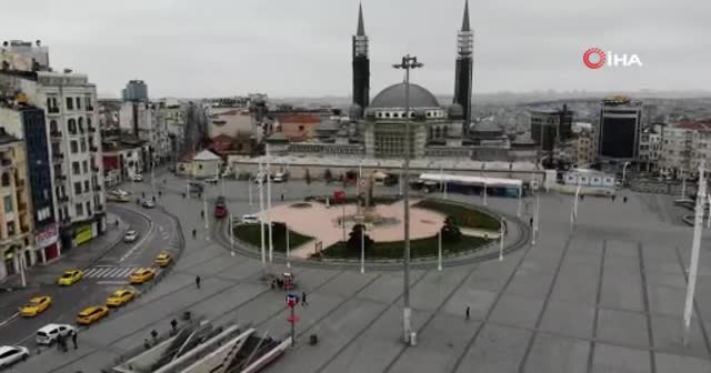 Koronavirüs salgını nedeniyle Taksim ve İstiklal Caddesi boş kaldı