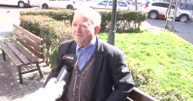Koronavirüs uyarısını dikkate almayan yaşlılar, parklarda
