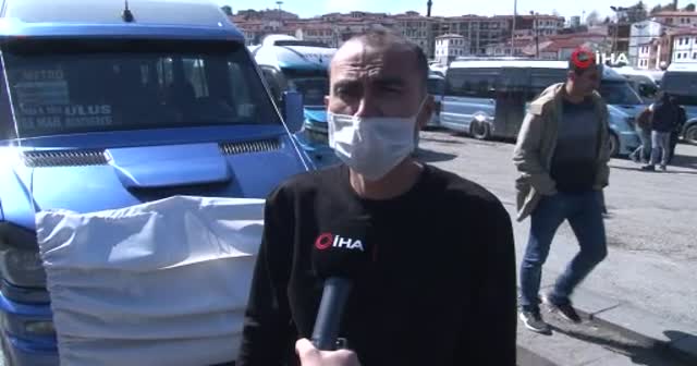 Koronavirüse dikkat çekmek için dolmuşuna maske taktı