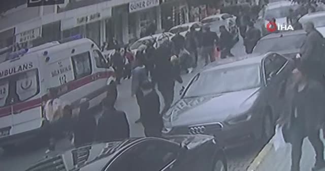 Motosikletlinin çarptığı kadın metrelerce havaya savruldu