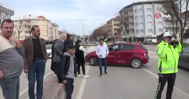 Otomobil karşı şeride böyle geçti