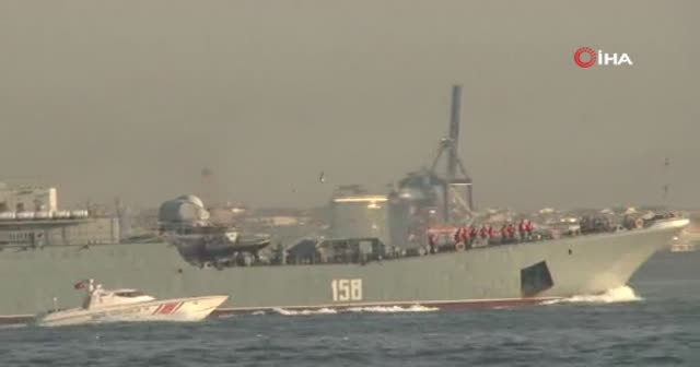 Rus savaş gemisi “Caesar Kunikov” İstanbul Boğazı’ndan geçti