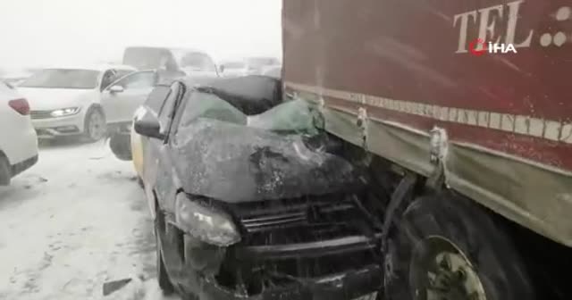 Rusya'da kar fırtınası! 20 araç birbirine girdi