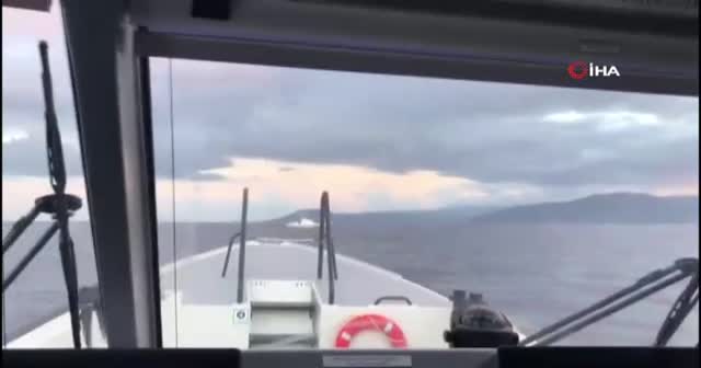 Türk Sahil Güvenlik botunun Yunan botunu kovalama anı kamerada