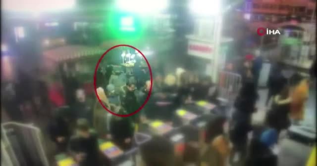 Turnikelerde vatandaşların cep telefonunu çalan şahıs suçüstü yakalandı