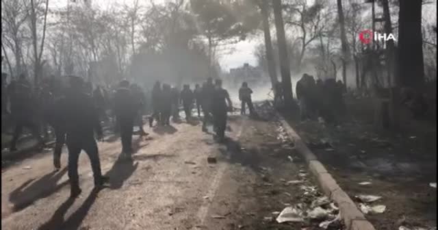 Yunan askerlerinden göçmenlere biber gazı ve ses bombalı müdahale