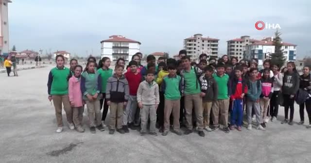 Yunan polisi ayırdıktan sonra ailesine kavuşan Menice’nin kardeşleri onu bekliyor
