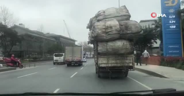 Aşırı yüklü kamyon, trafikte tehlike saçtı!