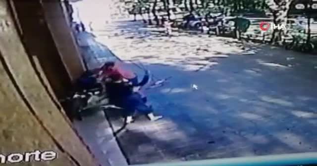 Brezilyalı model, hırsızı süpürge sapı ile püskürttü