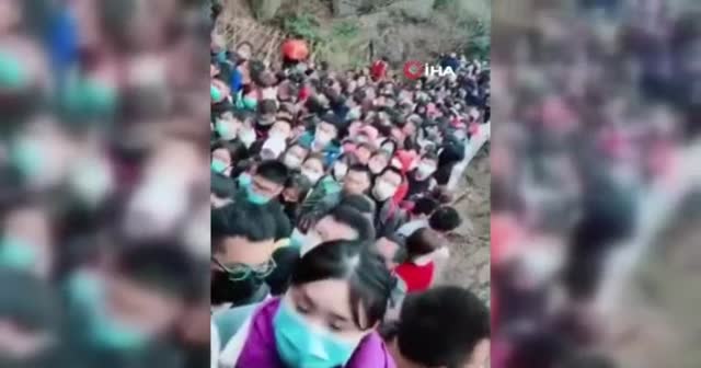 Çin’de yasaklar gevşetildi Çinliler parkalara akın etti