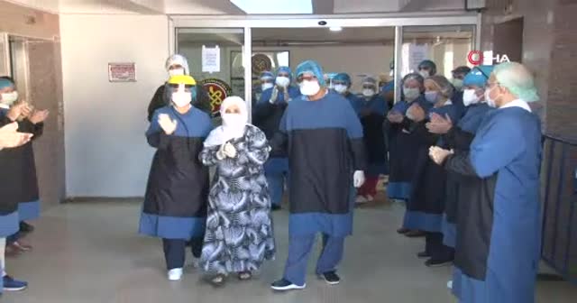 İstanbul'da koronavirüsü yenen 93 yaşındaki Alye nine alkışlarla taburcu oldu