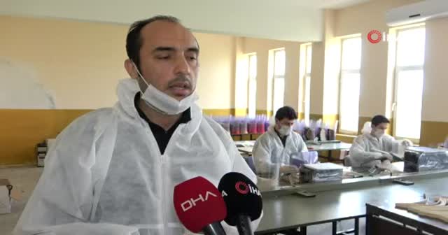 Meslek lisesi öğretmenleri mobil dezenfektan robotu üretti