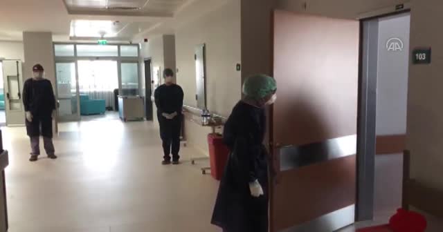 Sivas'ta koronavirüs tedavisi gören 19 hasta alkışlarla taburcu edildi