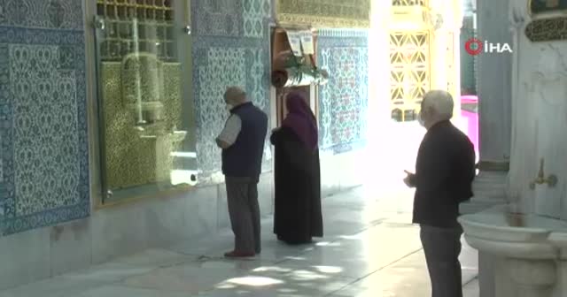 65 yaş üstü vatandaşlar Eyüpsultan Camii'ne akın etti
