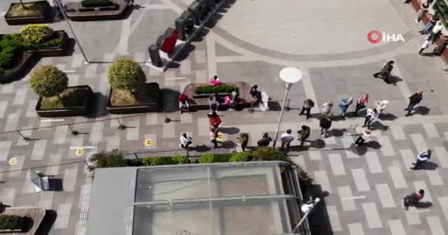 Alışveriş merkezinin önünde metrelerce kuyruk oluştu