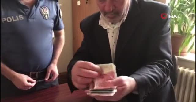 Beyoğlu’nda kediye mama vermek için çıkan yaşlı adama gasp şoku