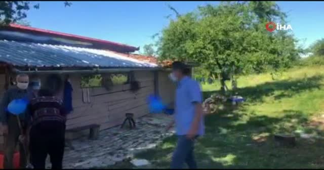 Böyle bayramlaşma görülmedi! Gençler, sopaya bağlanan eldiveni öptü