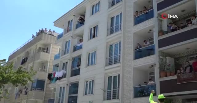 Esenyurt'ta sosyal mesafe çubuğuyla halay
