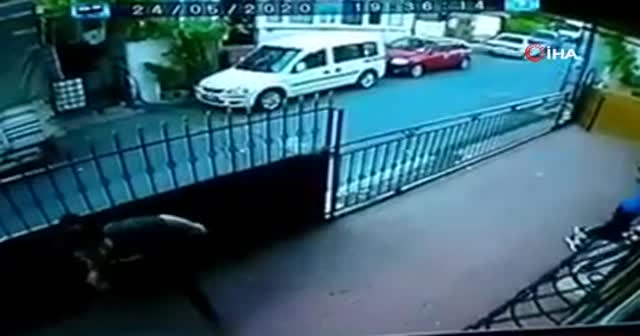Kısıtlama gününde top oynayan çocuklar polisi görünce böyle kaçtı