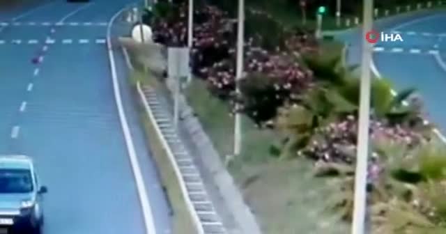 Korkunç kaza! Havada taklalar atıp metrelerce ileri uçtu