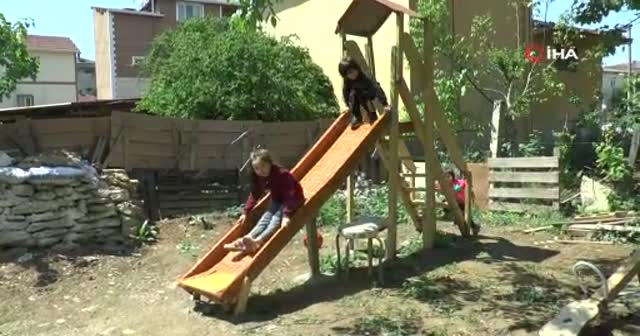 Koronavirüs nedeniyle parka götüremediği çocukları için elleriyle park yaptı