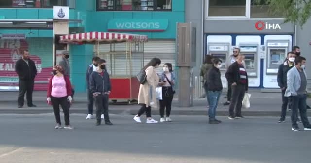 Sokağa çıkma kısıtlaması sonrası işe giden vatandaşlar yollara döküldü