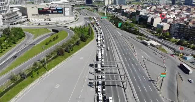 Sokağa çıkma kısıtlamasında Mahmutbey Gişeleri'nde uzun kuyruklar oluştu
