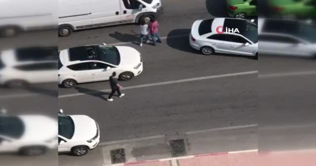 Trafikte tartıştığı kadınları sopayla dövdü