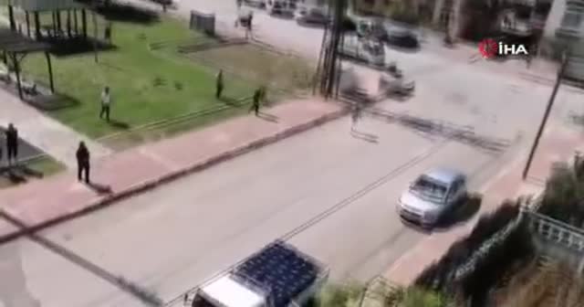 Tüpçü, kısıtlamayı dinlemeyen çocukları polis sireni çalıp ‘teslim olun’ diyerek korkuttu
