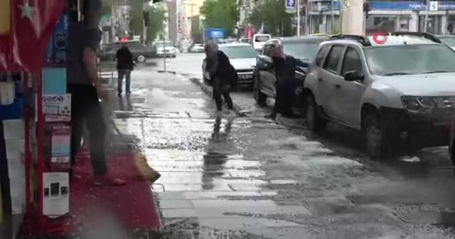 Ardahan'da şiddetli dolu ve yağmur