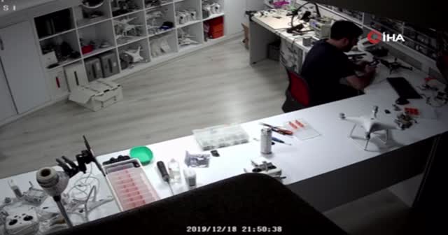 Ayak ayak üstüne atarken yere düşen şahıs kamerada!