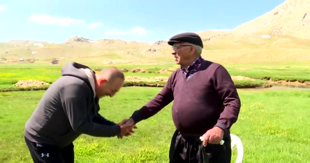 Bakan Çavuşoğlu'ndan babası ve kızıyla Babalar Günü mesajı