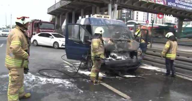 Beylikdüzü E-5'te kaza yapan ticari minibüs yandı