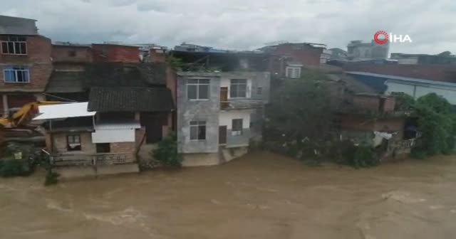 Çin’de sel nedeniyle evler sular altında kaldı