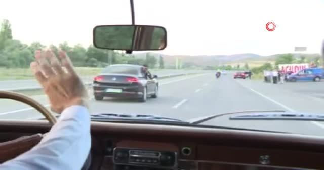 Cumhurbaşkanı Yardımcısı Fuat Oktay klasik otomobil kullandı