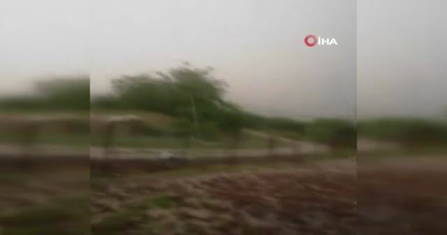 Dağ yarıldı, sel suları fışkırdı...O anlar kamerada