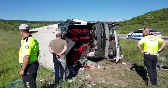 Erzincan'da yolcu otobüsü devrildi: 19 yaralı