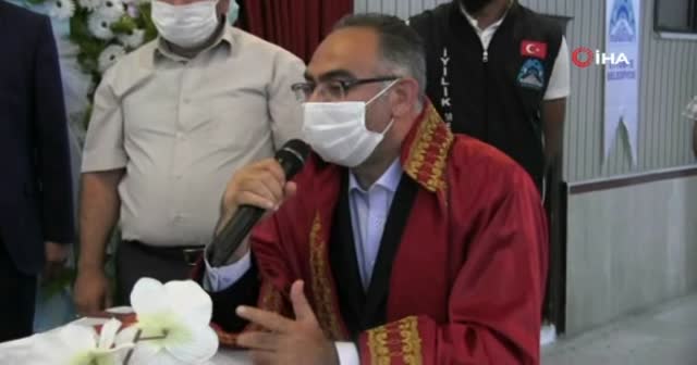 Görme engelli çift için belediye aracını gelin arabası yaptılar