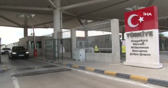 Gurbetçiler koronaya resti çekti: 'Korona olacaksak vatanımızda olalım'