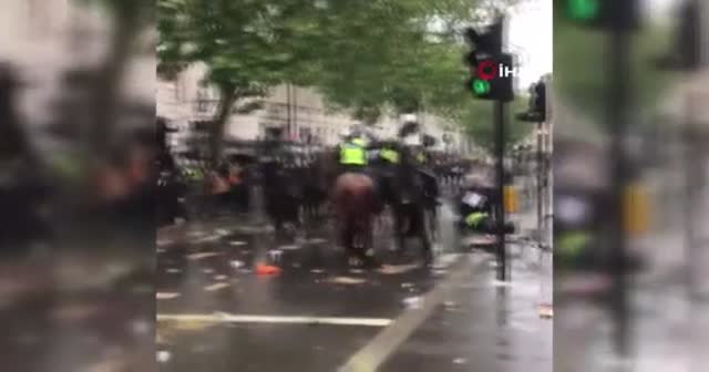 İngiltere’deki protestolarda polis attan düştü